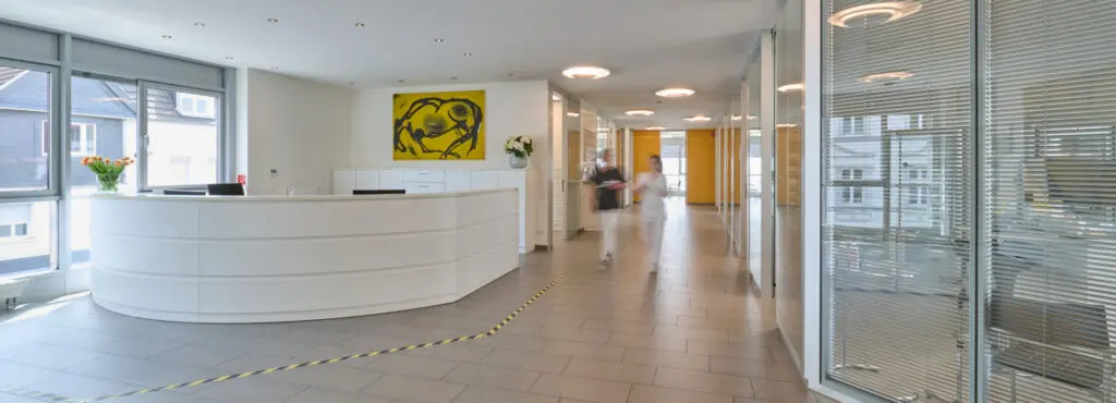 Praxisflur Richtung Anmeldung